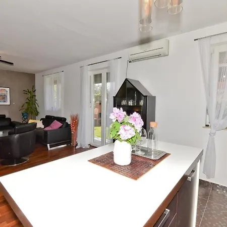 Hana With Free Parking And Garden Apartment *