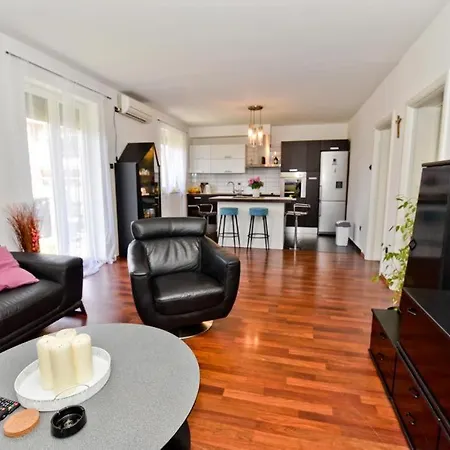 Hana With Free Parking And Garden Apartment